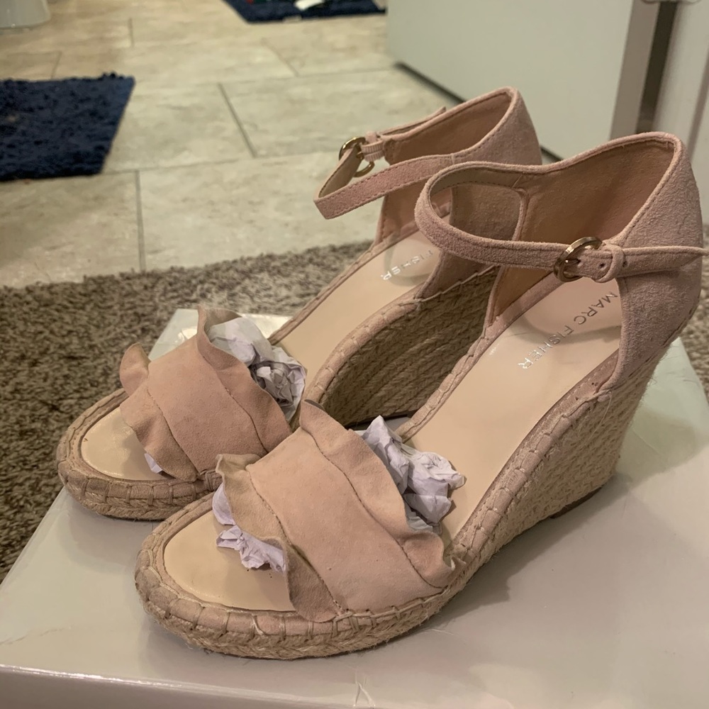 Marc Fisher Ruffle Wedges - Picture 3 of 8